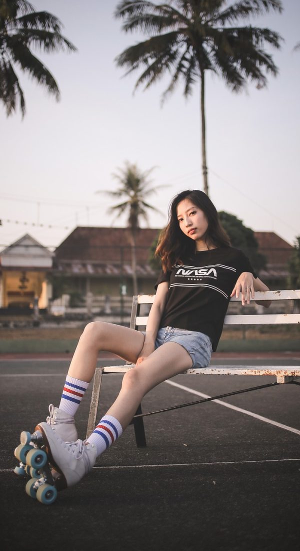 天涯 App 个人收藏列表在手机上呈现，条目以卡片形式纵向排列，每张卡片左侧有小图标，右侧显示更新时间